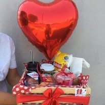 Desayuno sorpresa con globo rojo