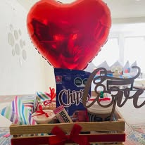 Charola con globo de corazón y botanas