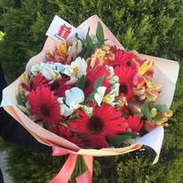 Ramo de flores rojas