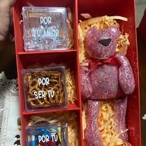 Caja con peluche rosa y chocolates