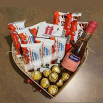 Caja corazón con chocolates y bebida